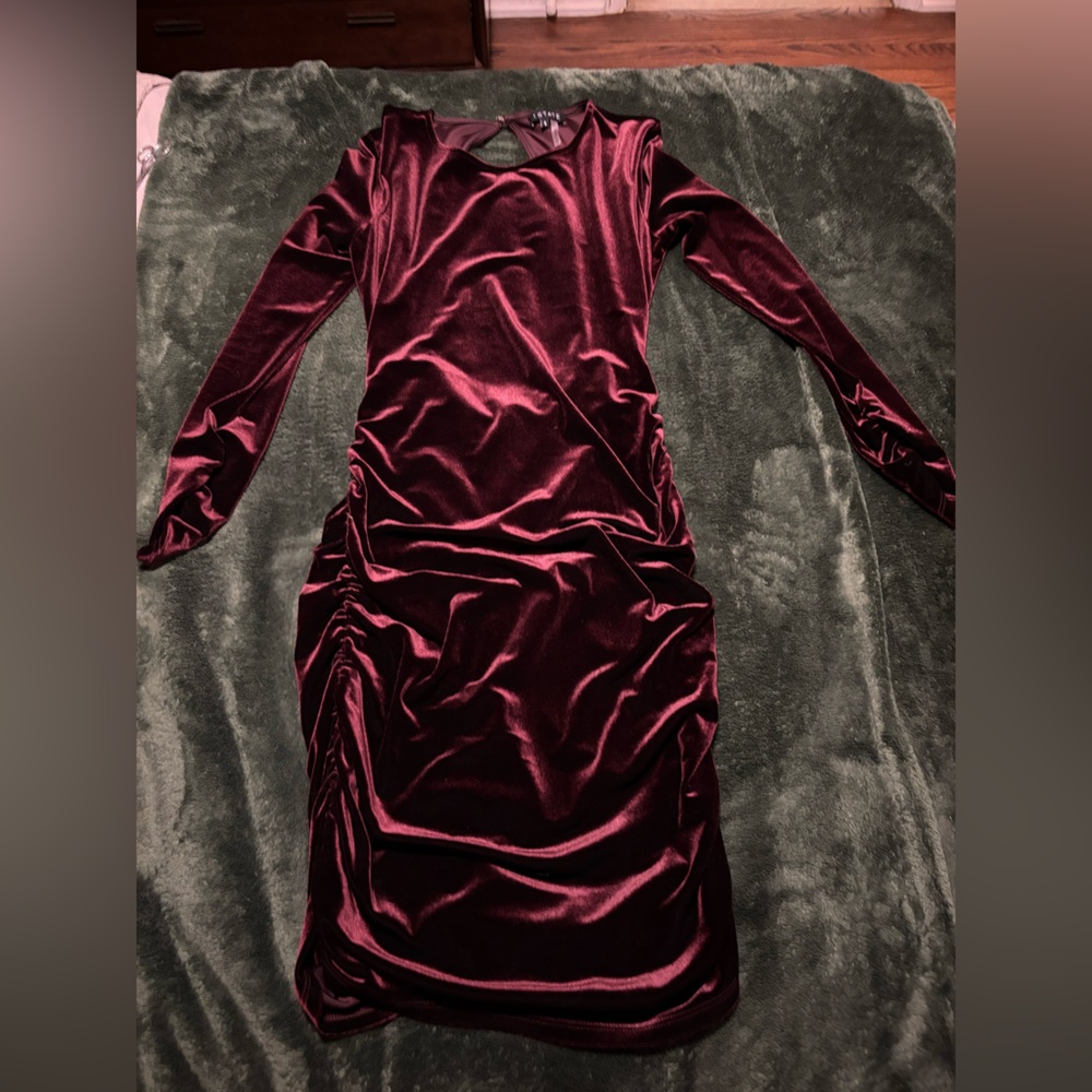 Maroon velvet open back runched midi dress